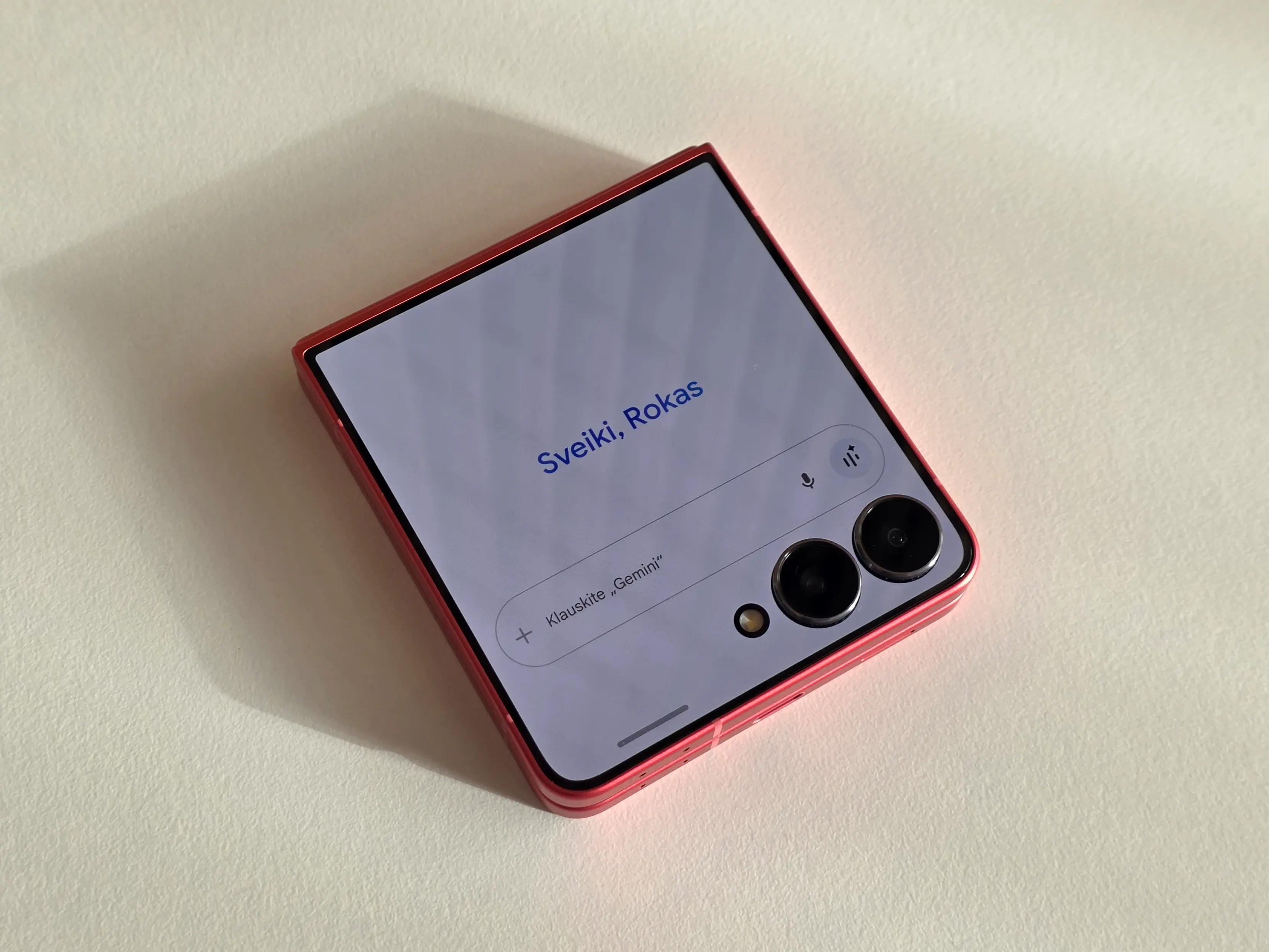 Galaxy Flip7 viršelio ekranas: „Gemini“ asistentas